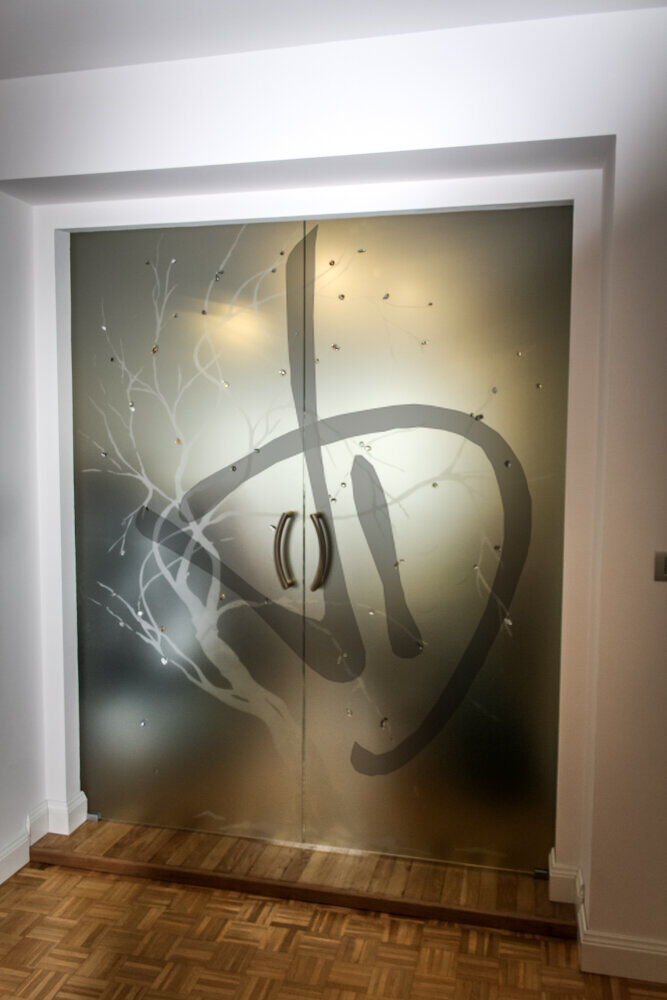 Maßgefertigte Produkte - Maßgefertigte Glastüren - Schiebetüren - Porta in vetro scorrevole su misura a due ante satinate con decoro