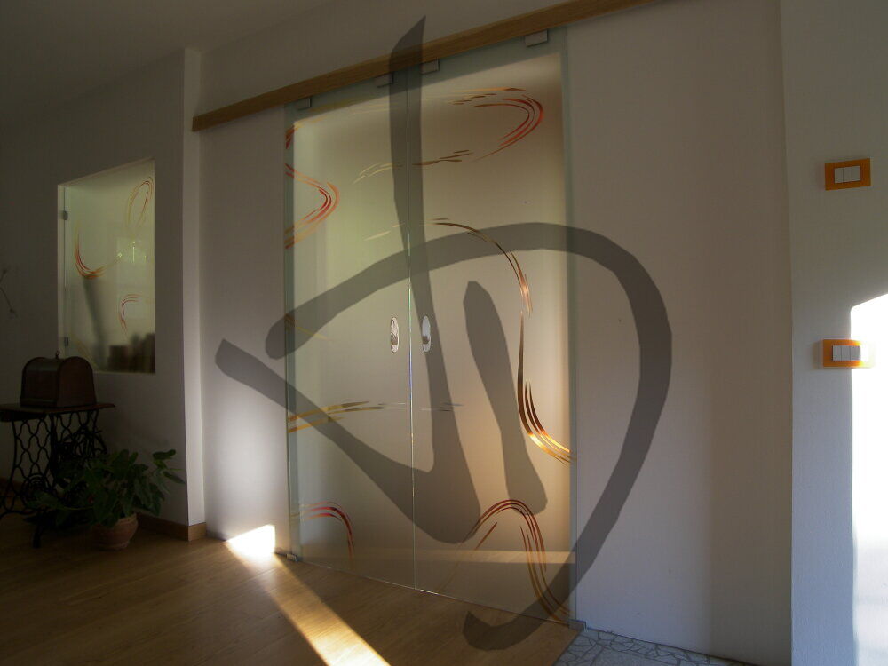 Maßgefertigte Produkte - Maßgefertigte Glastüren - Schiebetüren - Porta in vetro scorrevole su misura a due ante satinate con decoro astratto