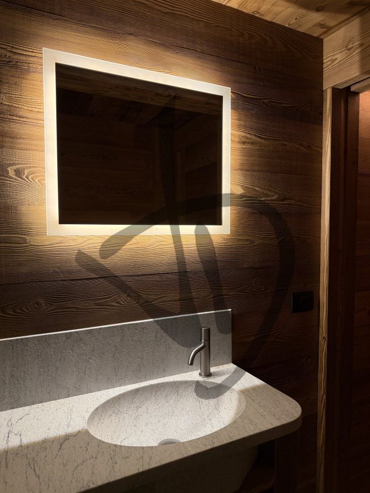 Maßgefertigter Touch-Spiegel mit LED-Hintergrundbeleuchtung und beleuchtetem Rahmen für das Badezimmer - Mit beleuchtetem Rahmen