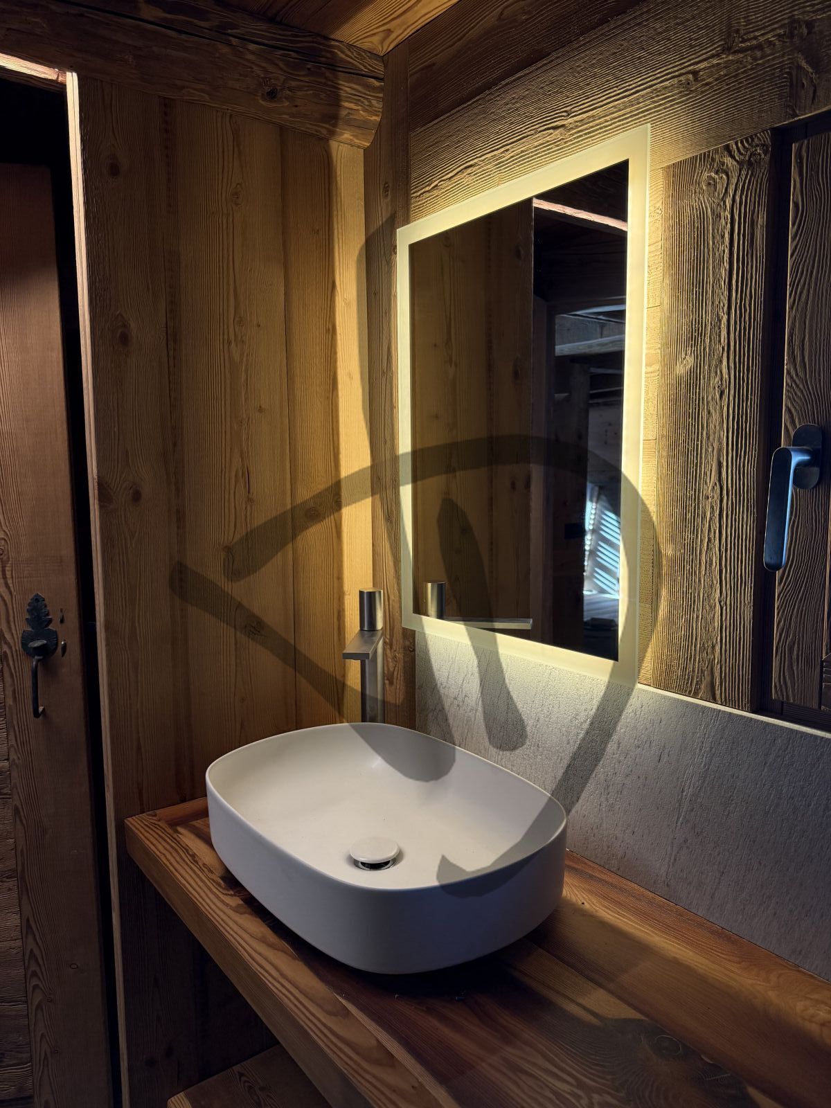 Specchio su misura led retroilluminato con cornice illuminata per bagno 1 - Mit beleuchtetem Rahmen